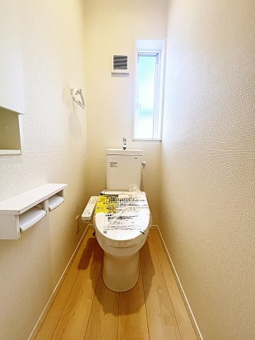 新築戸建・新築建売　郡山市富久山町久保田第29　行健小・行健中のトイレ|小窓付きで自然光が入る明るくて爽やかなトイレ空間です！