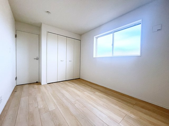 新築戸建・新築建売　郡山市富久山町久保田第29　行健小・行健中の洋室|ホワイトベースの爽やかな洋室！2面採光で日差しがしっかり入り、朝もすっきり目覚められます♪