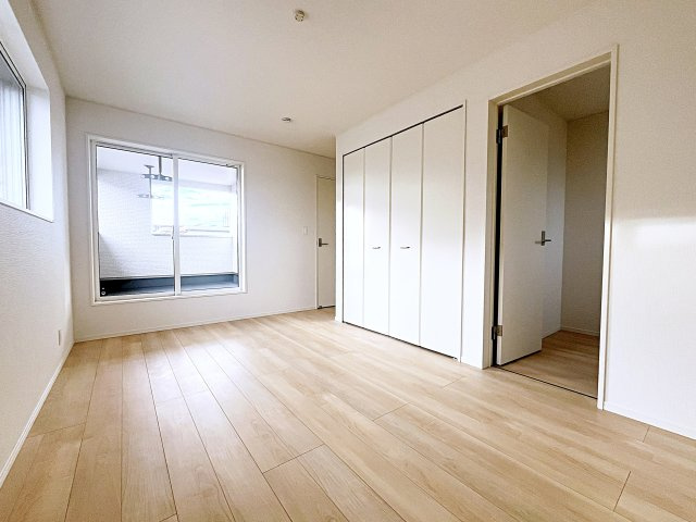 新築戸建・新築建売　郡山市富久山町久保田第29　行健小・行健中の洋室|2面採光で明るい洋室です！ホワイト基調の爽やか空間からインナーバルコニーにも出られます♪