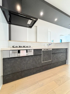 【キッチン】 | 綾瀬市深谷上5丁目 Ｃ棟 | 三口ガスコンロ・食洗器付