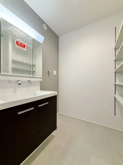 【洗面所】 | 綾瀬市深谷上5丁目 Ｃ棟 | 三面鏡付洗髪洗面化粧台