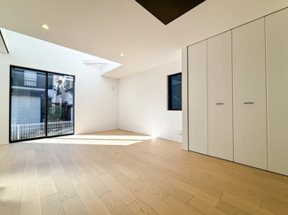 【居間・リビング】 | 綾瀬市深谷上5丁目 Ｃ棟 | 3面採光：LDK18.1帖