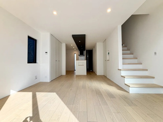 【居間・リビング】 | 綾瀬市深谷上5丁目 Ｃ棟 | LDK別角度