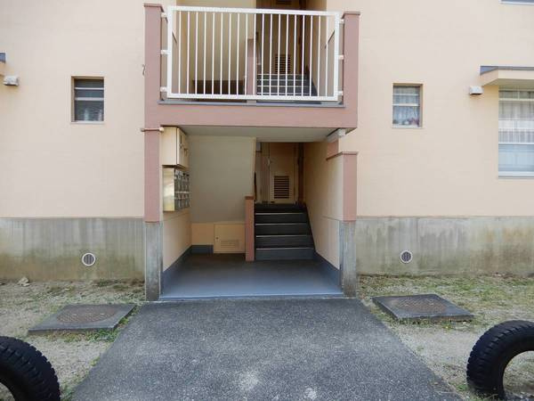 ビレッジハウス大淀2号棟のエントランス