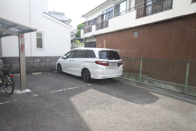 リヒテール中山の駐車場