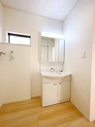 新築戸建・新築建売　鴻巣市北新宿第3　下忍小・吹上北中の独立洗面台|三面鏡タイプの独立洗面台で、身だしなみチェックも収納力も◎洗面まわりもすっきり清潔に保てます！