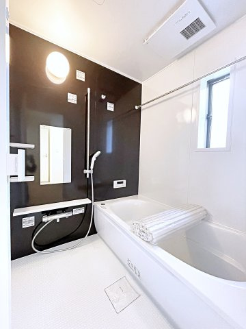 新築戸建・新築建売　鴻巣市北新宿第3　下忍小・吹上北中の浴室|自然光が入る小窓付きのバスルーム♪物干し竿＆浴室乾燥で天気に左右されません♪