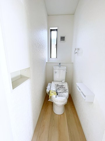 新築戸建・新築建売　鴻巣市北新宿第3　下忍小・吹上北中のトイレ|小窓付きで自然光が入る明るくて爽やかなトイレ空間です！