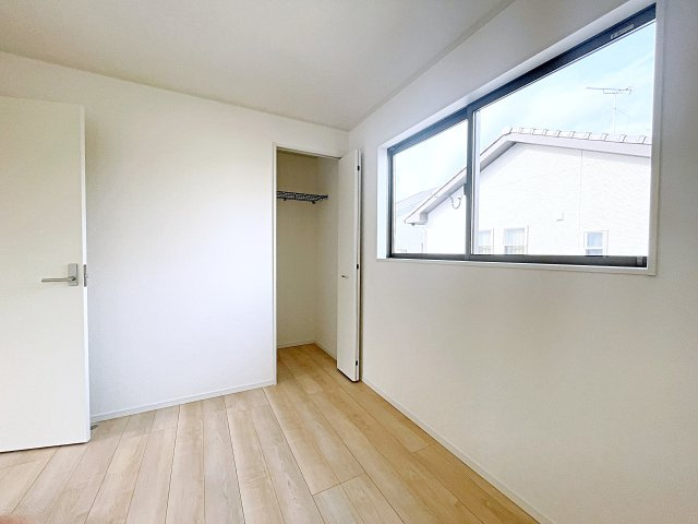新築戸建・新築建売　鴻巣市北新宿第3　下忍小・吹上北中の洋室|ホワイトベースの爽やかな洋室！2面採光で日差しがしっかり入り、朝もすっきり目覚められます♪