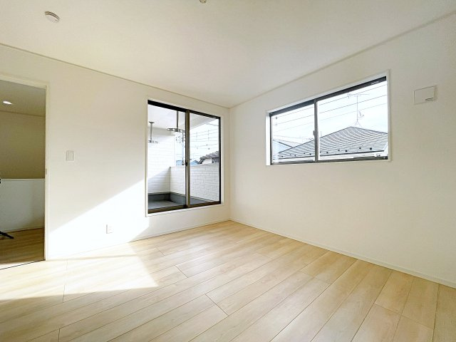 新築戸建・新築建売　鴻巣市北新宿第3　下忍小・吹上北中の洋室|2面採光で明るい洋室です！ホワイト基調の爽やか空間からインナーバルコニーにも出られます♪