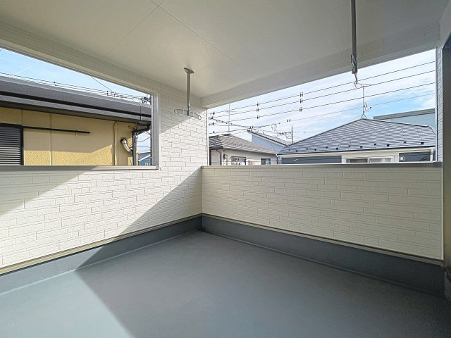 新築戸建・新築建売　鴻巣市北新宿第3　下忍小・吹上北中のバルコニー|インナーバルコニーは天候に左右されずに、プライベートな空間でくつろぎや洗濯物干しに最適！