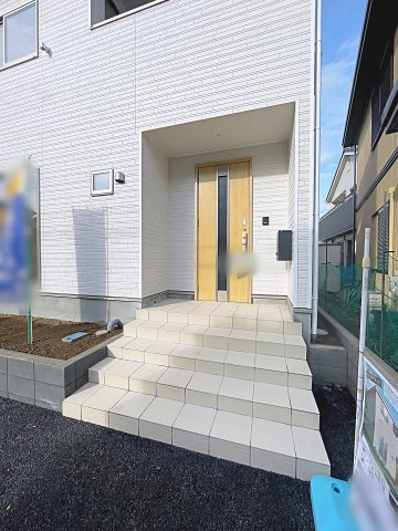 新築戸建・新築建売　鴻巣市北新宿第3　下忍小・吹上北中の玄関|奥行きがあるので雨が降っても開閉に心配ありません！