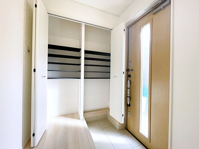 新築戸建・新築建売　鴻巣市北新宿第3　下忍小・吹上北中の玄関|可動棚付きなので物の大きさによって高さを変えられるので便利！