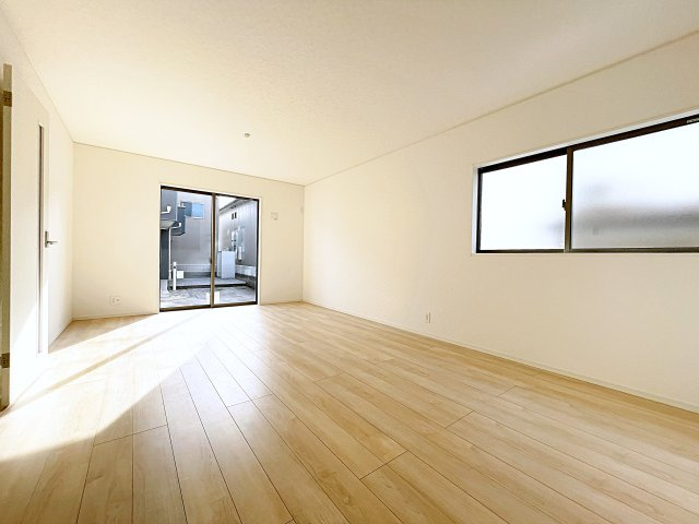 新築戸建・新築建売　鴻巣市北新宿第3　下忍小・吹上北中の居間・リビング|ホワイトを基調とした明るく開放的なLDKです！