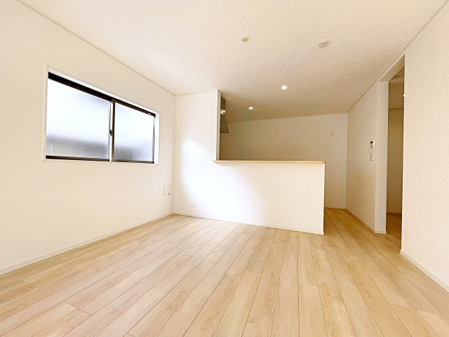 新築戸建・新築建売　鴻巣市北新宿第3　下忍小・吹上北中の居間・リビング|操作も簡単なモニター付きインターフォンで、セキュリティを強化！