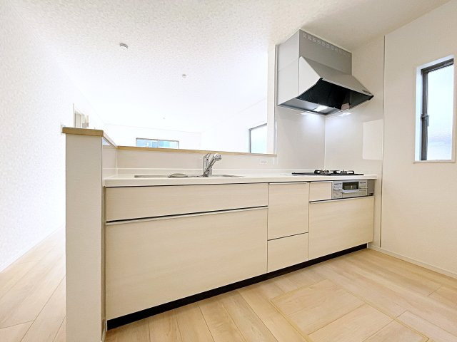 新築戸建・新築建売　鴻巣市北新宿第3　下忍小・吹上北中のキッチン|3口コンロなのでご飯を作りながらお弁当のおかずも作れて便利！