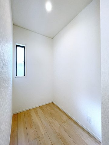 新築戸建・新築建売　鴻巣市北新宿第3　下忍小・吹上北中の収納|【パントリー】広々としているので棚などを配置することで防災グッズや食品などのストックを収納可能です！