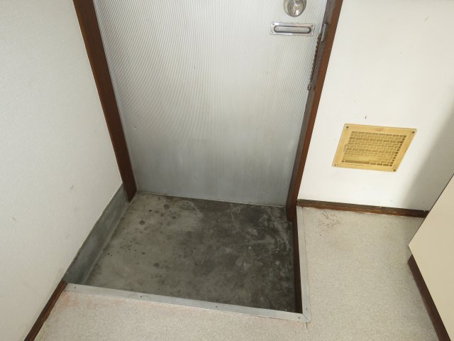 平田マンションの玄関