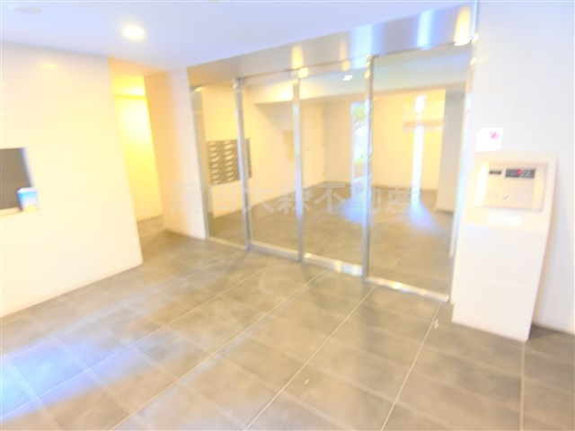 メインステージ西蒲田Ⅱのエントランス|防犯カメラ+TVモニター付オートロック宅配BOXメールBOX管理人室