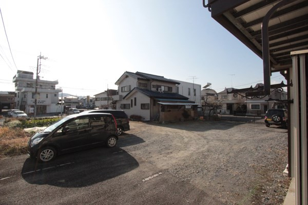 岩沢ハイツの外観|物件南側が駐車場です