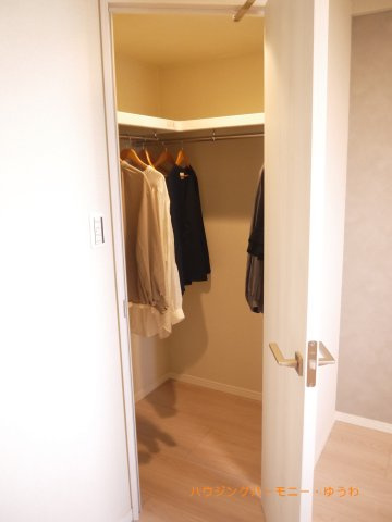 【独立洗面台】 | ゼファー中十条アクタージュ | 身だしなみチェックや歯磨きなど、朝の慌ただしい時間でも余裕とゆとりを感じられる。