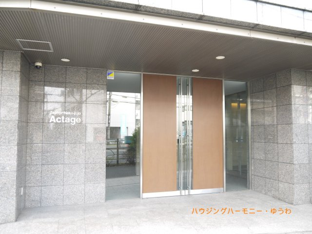 【エントランス】 | ゼファー中十条アクタージュ | 住まいの顔にふさわしい落ち着いた迎賓空間