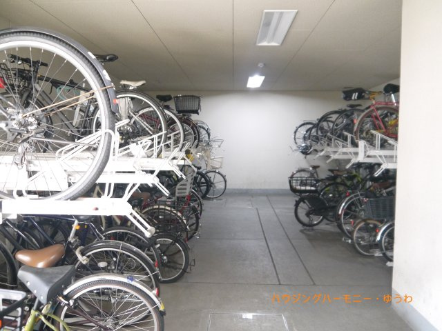 【駐輪場】 | ゼファー中十条アクタージュ | 屋根付きの駐輪場となっていますので、雨の日でも大切な自転車が濡れずに済みます。