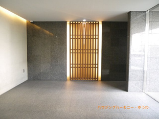 【その他共用部分】 | 清潔感と歓迎感があるエントランスホールとなります。
