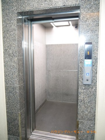 【居間・リビング】 | ゼファー中十条アクタージュ | 光と風があふれる開放的なリビングダイニングには自然と家族みんなが集まってきます。