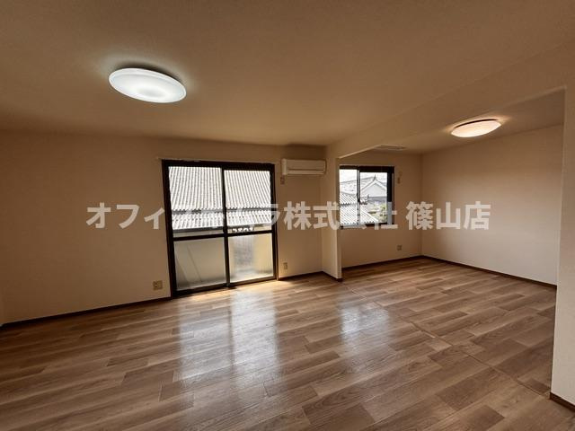 カンパーニュ黒岡A棟の居間・リビング