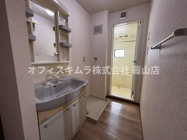 カンパーニュ黒岡A棟の洗面所