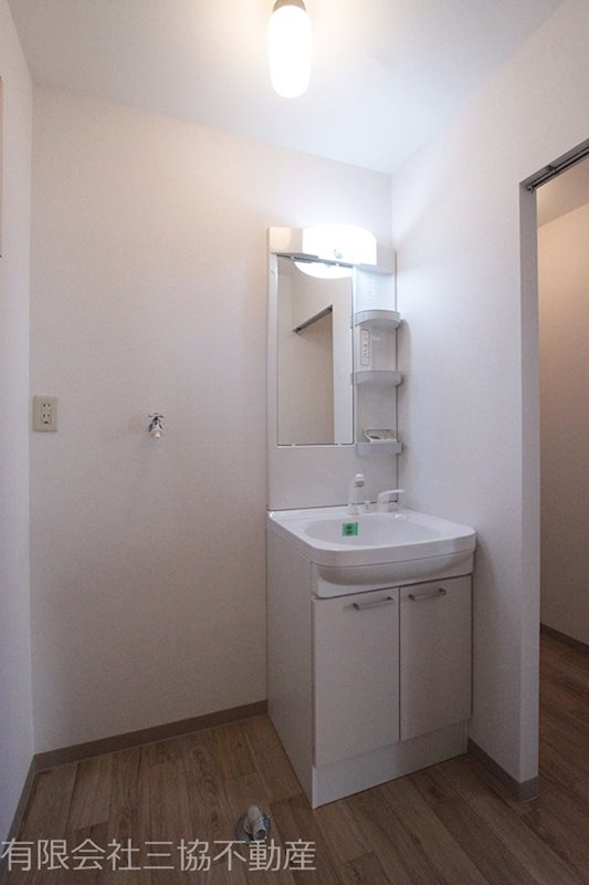 リバーサイドハウス|洗髪洗面台＋洗濯機置き場　カビ防止に便利な換気窓付き