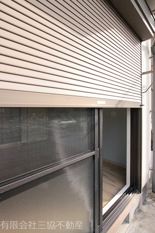 リバーサイドハウス|シャッターや雨戸、インターホン付き