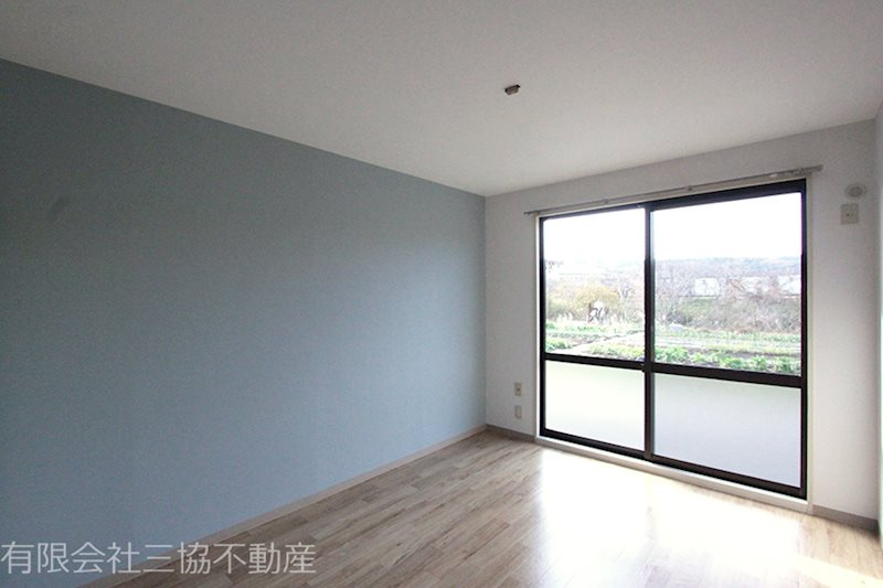 リバーサイドハウスの居間・リビング|洋室5.85帖　※エアコン取付前写真です