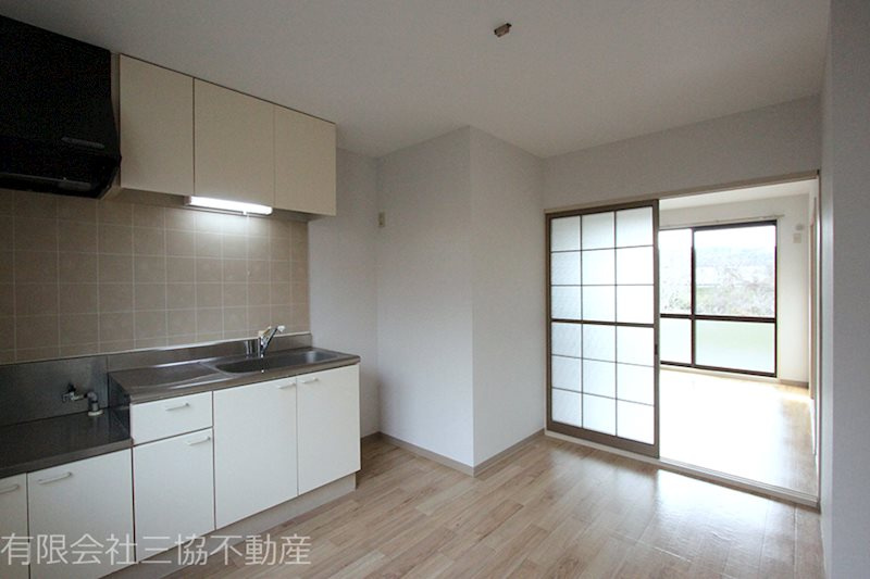 リバーサイドハウスのキッチン|K5.5帖　ガスコンロ設置タイプ、雨戸付きの窓があり、とても明るいです