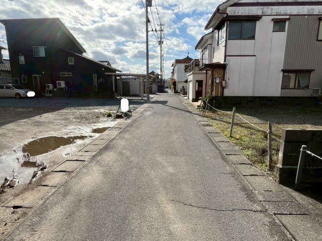 福井市月見１丁目　売地の前面道路含む現地写真