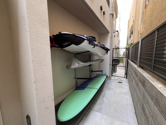 海まで4分！アージョ逗子　2階　リバービューのその他|サーフボード置場