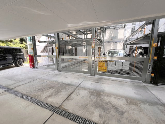 海まで4分！アージョ逗子　2階　リバービューの駐車場