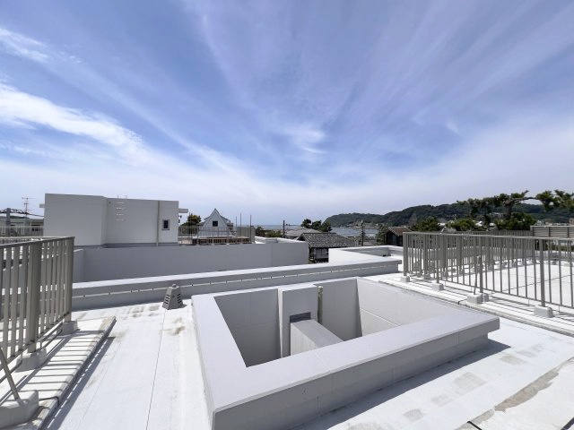 海まで4分！アージョ逗子　2階　リバービューのその他|屋上から海を臨む