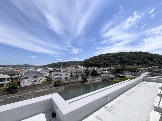 海まで4分！アージョ逗子　2階　リバービューのその他|屋上から川・山々を臨む