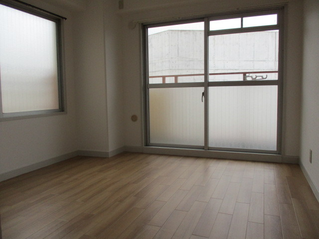 【居間・リビング】 | 広々としていて明るいお部屋です