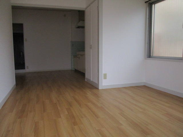 【居間・リビング】 | 広々としていて明るいお部屋です