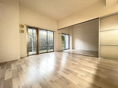 【居間・リビング】 | CRYSTAL SUITA TAKAHAMA