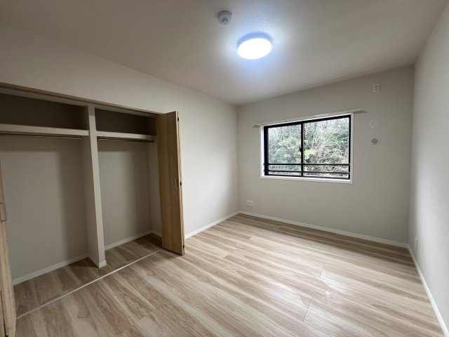 全室５帖以上の５LDK！専有面積113㎡の角部屋の贅沢詰め合わせ！！【リフォーム】フォレストヒルズ三保の洋室