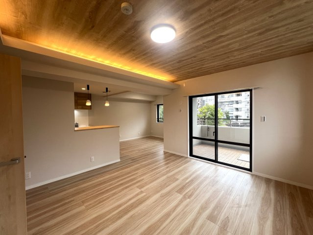 全室５帖以上の５LDK！専有面積113㎡の角部屋の贅沢詰め合わせ！！【リフォーム】フォレストヒルズ三保の居間・リビング