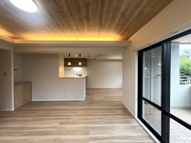 全室５帖以上の５LDK！専有面積113㎡の角部屋の贅沢詰め合わせ！！【リフォーム】フォレストヒルズ三保の居間・リビング