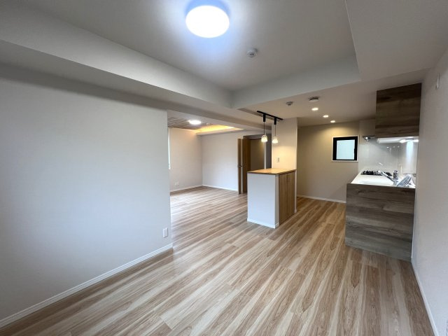 全室５帖以上の５LDK！専有面積113㎡の角部屋の贅沢詰め合わせ！！【リフォーム】フォレストヒルズ三保の居間・リビング