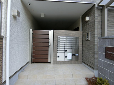 【エントランス】 | フィアスコート羽衣