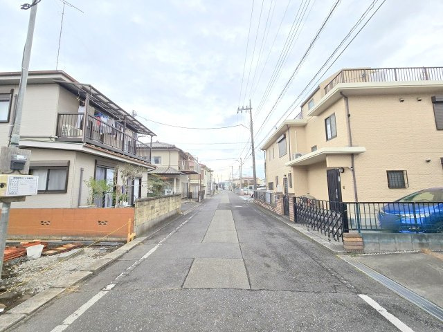 羽村市緑ヶ丘2丁目　全1棟の前面道路含む現地写真