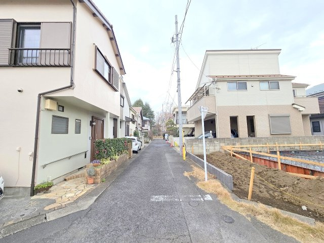 羽村市緑ヶ丘2丁目　全1棟の前面道路含む現地写真